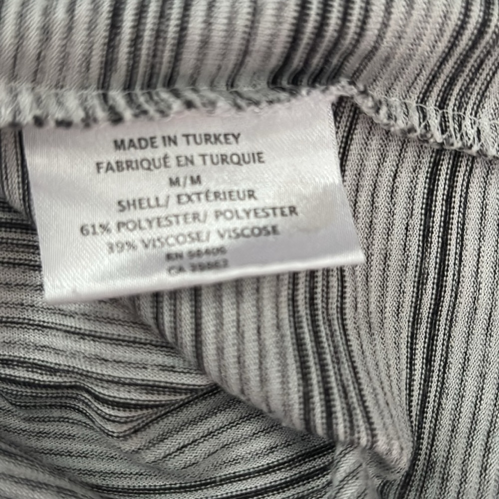 Theory Men’s Pinstripe V-neck T-Shirt Monochromatic - Picture 3 of 4